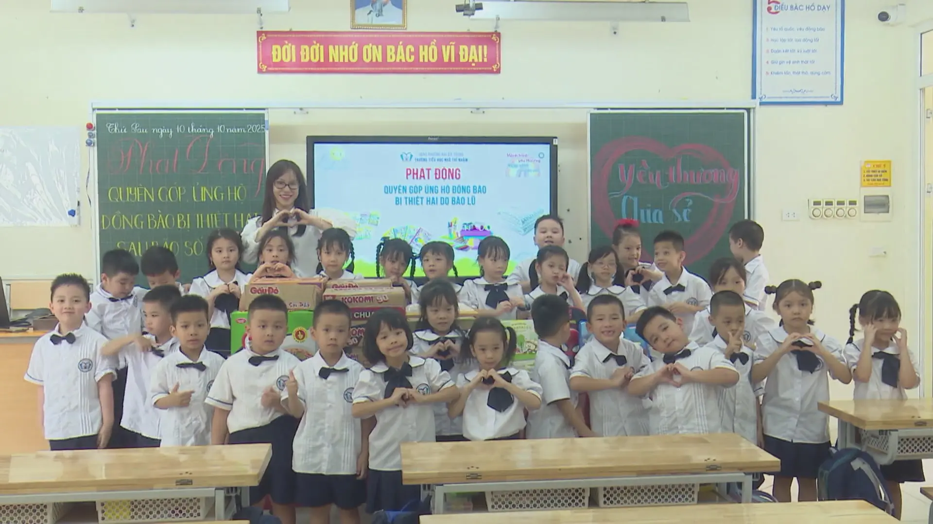 Học sinh Hà Nội gói yêu thương gửi miền Trung - Tây Nguyên